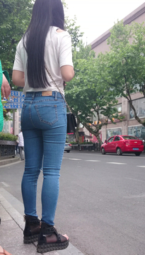 [SP-337RM]街拍街边等车的紧身牛仔裤肥臀女孩