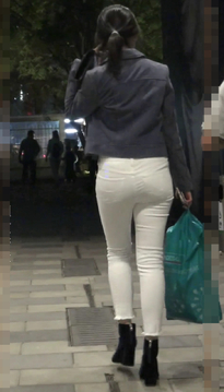[SP-526BK]街拍身材近乎完美的白裤紧身裤魅惑靓女